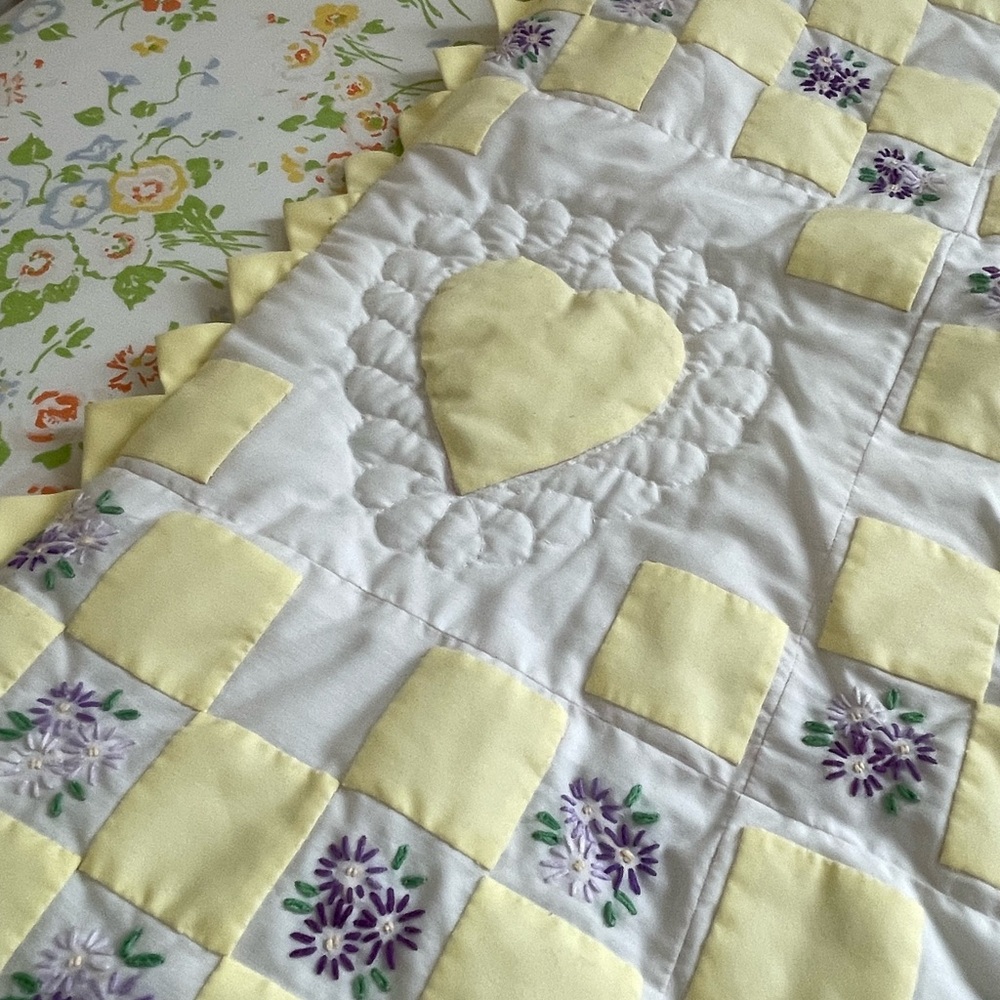 Vintage embroidered handmade crib quilt with prairie points border - Picture 2 of 6